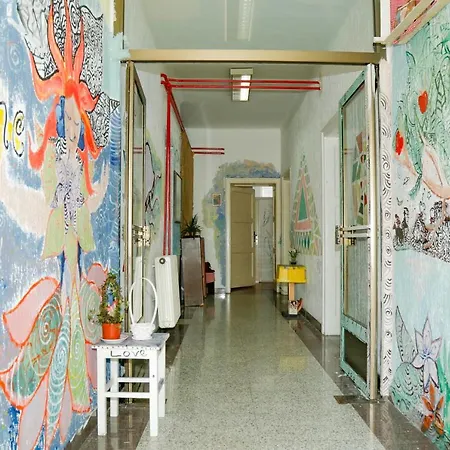 Yolo Hostel