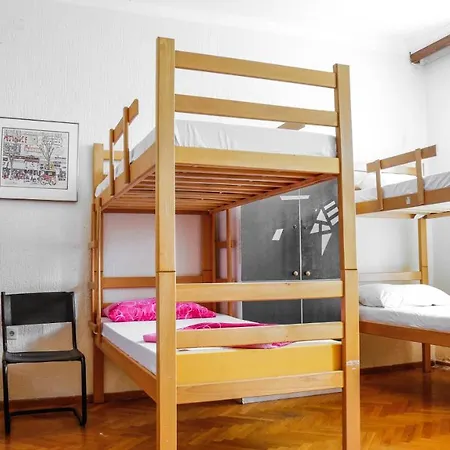 Yolo Hostel